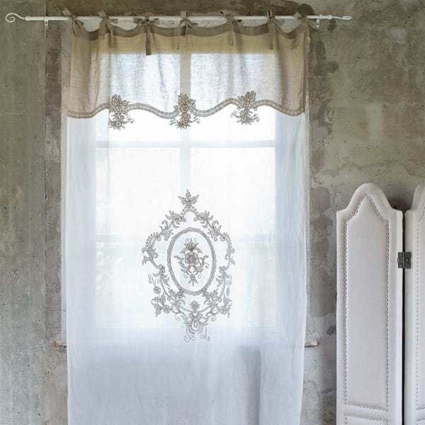 Tenda in lino con finta mantovana e decoro centrale ad intaglio della collezione Bouquet di Blanc Mariclò