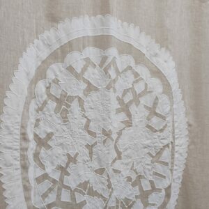 Tenda in lino naturale con decoro intagliato bianco 150x290 Penelope di Mia - immagine 3